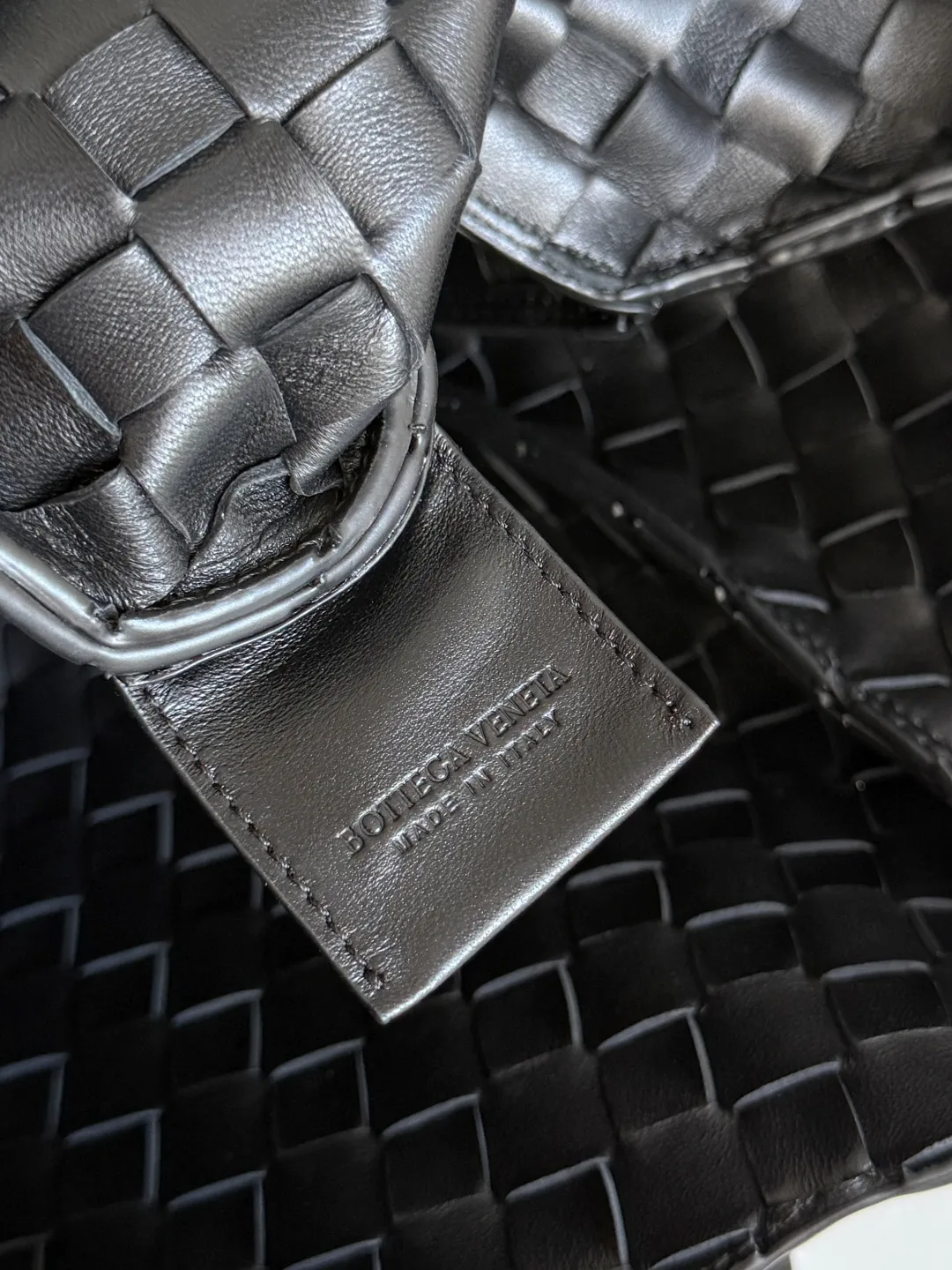 Batch 2160 new products are coming! BOTTEGA VENETA Bottega Veneta's 2025 new Campana shoulder bag is on the market~ First of all, I would like to praise the weight of this bag. As a not too small bag, it is very light for daily use. For people like me who need to carry a lot of belongings when going out, this advantage is great, and it greatly reduces the burden of traveling. 🛍️The shape is a bit like a combination of parachute and jodie. The blunt triangle shape is cute and honest. Carrying it on your back when going shopping is a good mood accelerator. The handles and body of the bag are both classic weaves. A tie is added to the original open design. If it is not tied up, the bag will look like a small vegetable basket when carried. Style number: 844249 Size: 33*20*16.5cm